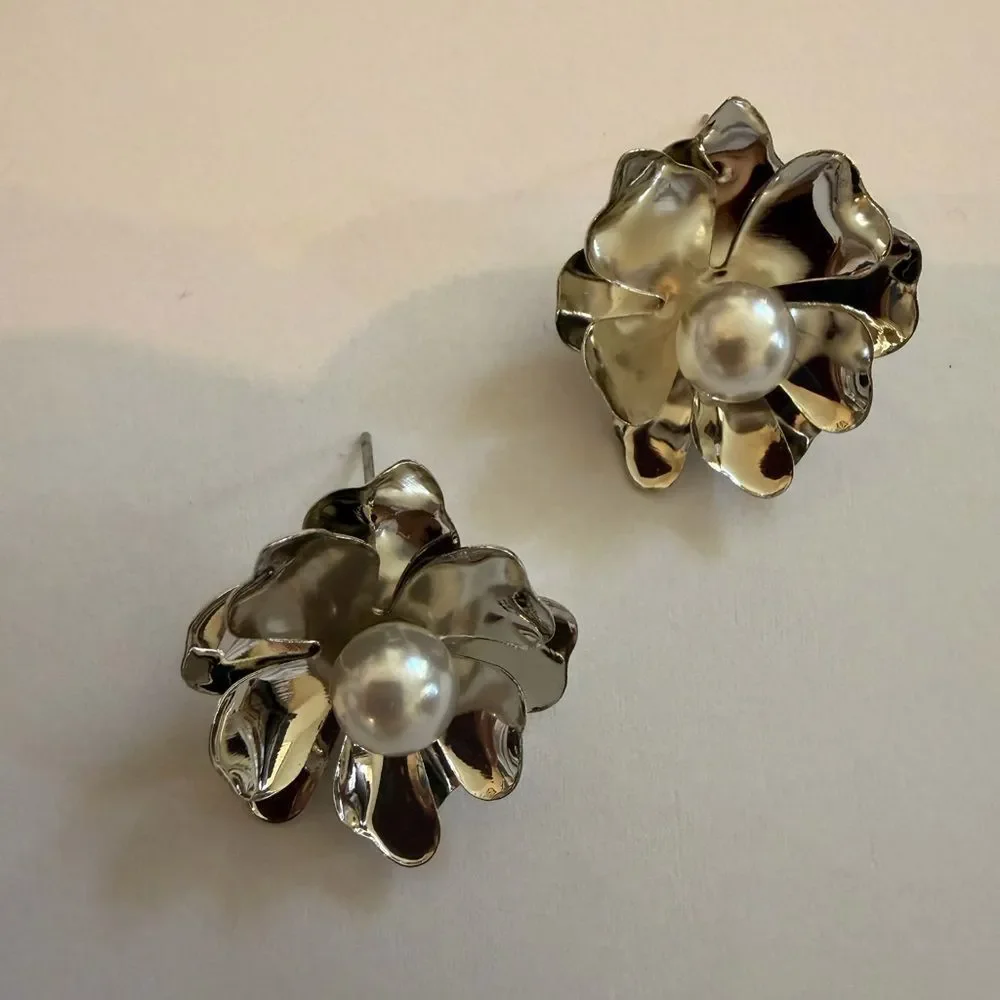 Elegant Silver Pearl Flower Earrings A1611
